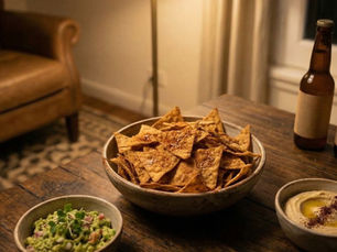 nachos con harina de garbanzos y dip varios