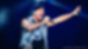 Bruce Dickinson surpreende ao cantar Judas Priest em performance espontânea nas ruas de Nova Orleans