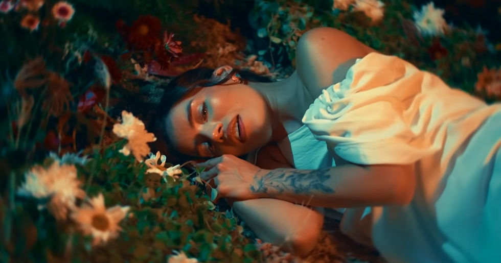 Frame do clipe Adeus – Priscila Olly