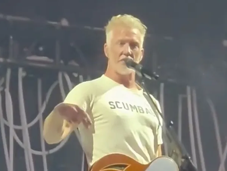 Josh Homme desafia regra de fumo em show em Detroit