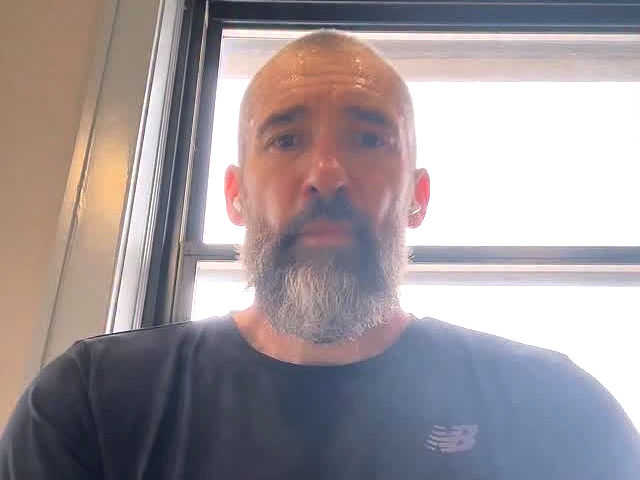 Clint Lowery celebra 30 anos no Sevendust e fala da fé