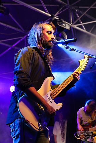 Aymeric Simon joue en concert avec le groupe War Heroes