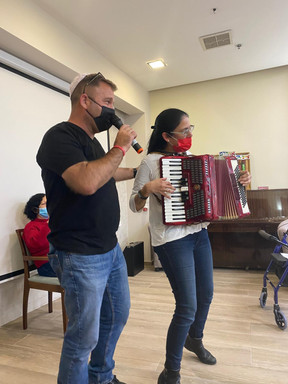 במסיבת חנוכה עם קשישים וניצולי שואה