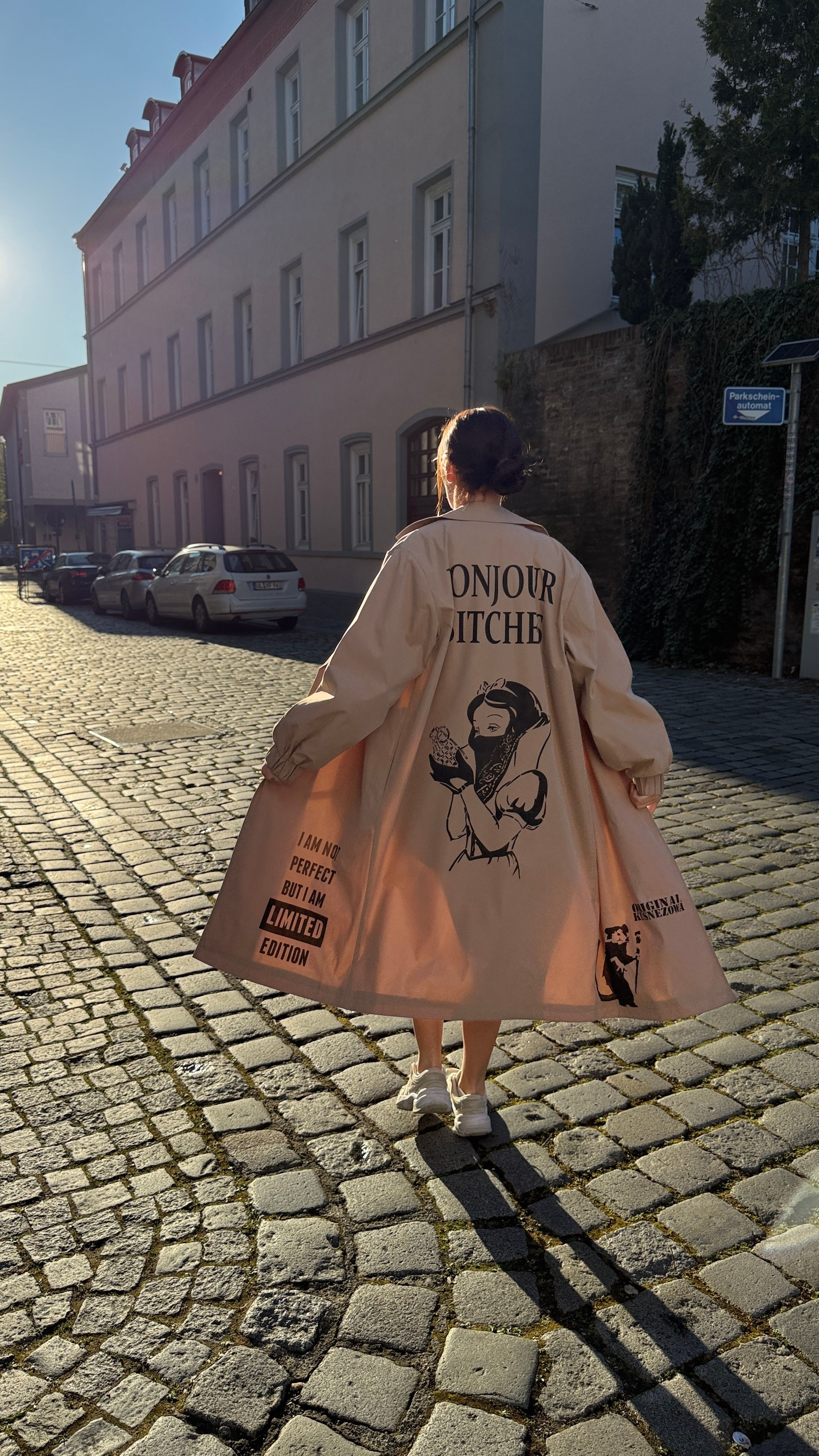 Trenchcoat «Bonjour Bitches Light»