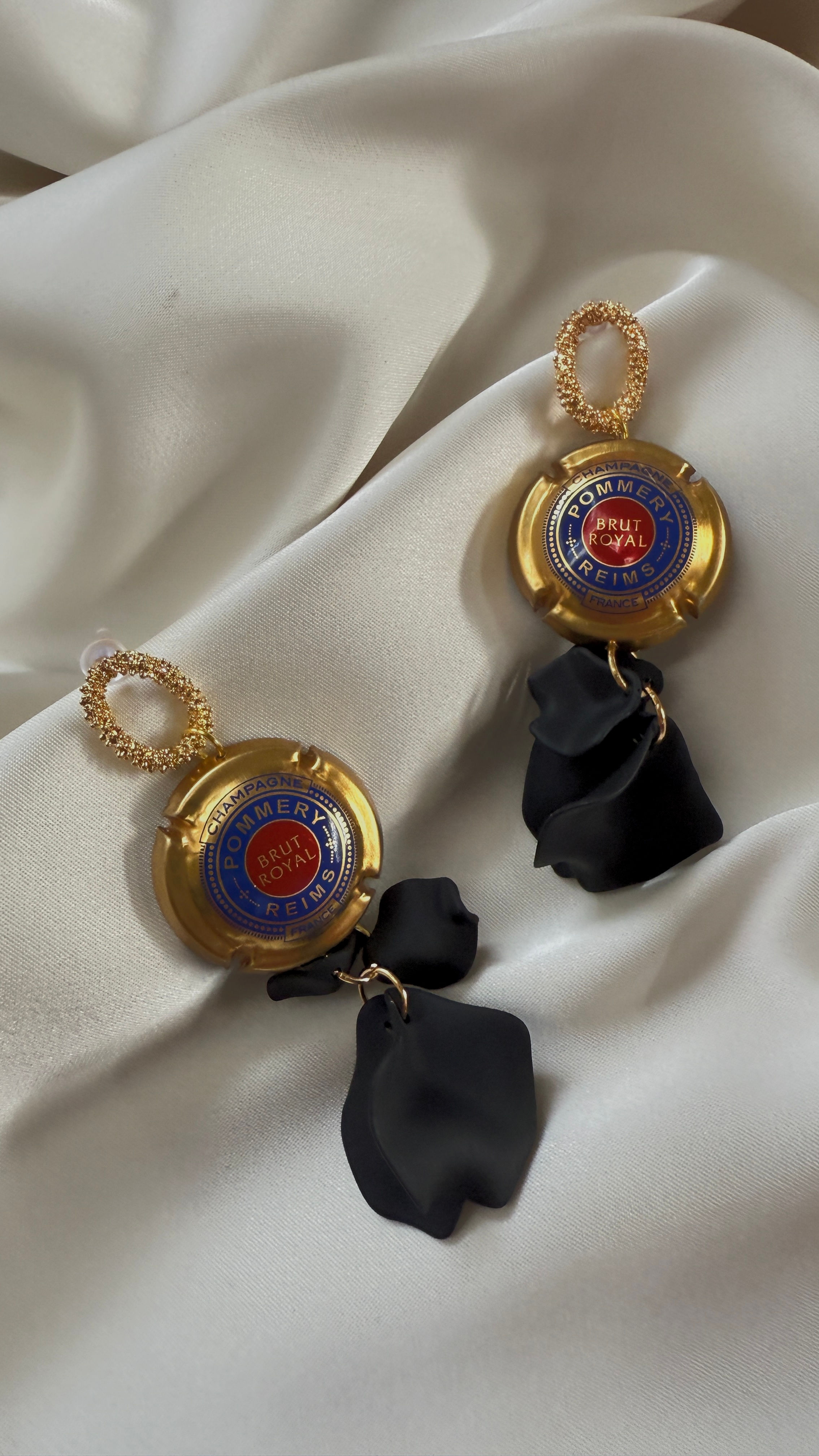 Champagne Dreams,ein Hauch von Luxus für deine Schmuckkollektion: Handgefertigte Ohrringe mit Champagner Kapseln.