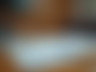 תצוגת עין-רמה של דלפק מזכירות בית המשפט עם רישיון נהיגה מונח עליו