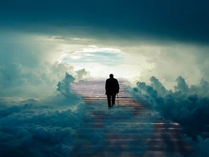 Mann, der im bläulichen Nebel eine Treppe hinaufsteigt, hin zum klaren Himmel