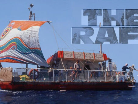 Floß auf ruhigem Wasser