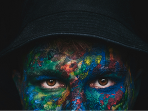 Mann mit bunt bemaltem Gesicht