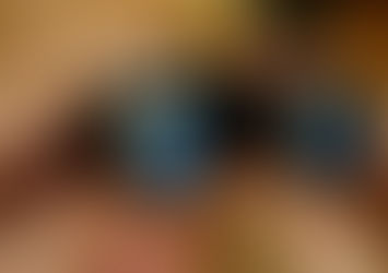 femme blonde regardant à travers des jumelles