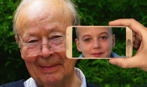 Photo décalée, vieux monsieur et jeune garçon se prenant en photo