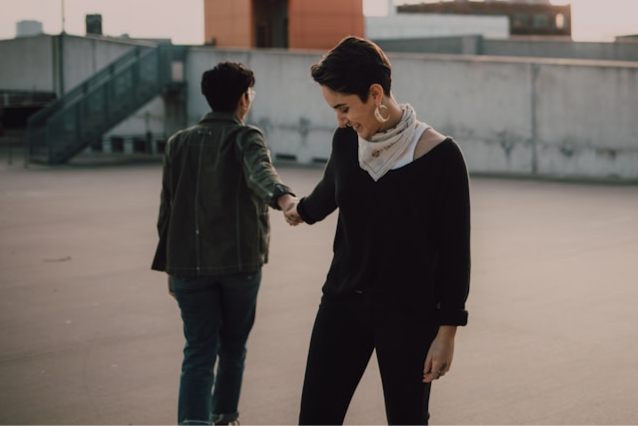2 personnes allant en direction opposée, souriantes et connectées
