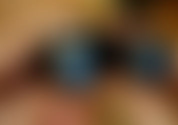 Blonde Frau schaut durch Fernglas