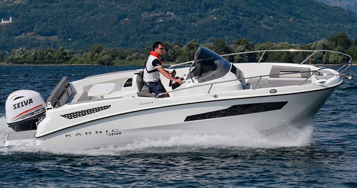 bateau Karnic rigide blanc avec détaille noir sur l'eau 