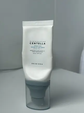 SKIN1004 centella hyalu-cica water-fit sun serum