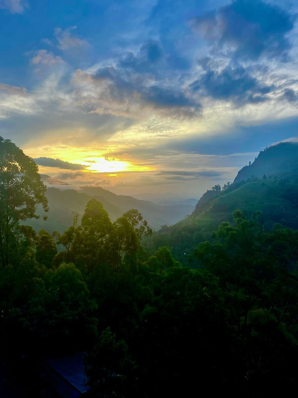 levé de soleil au sri lanka dans les montagnes