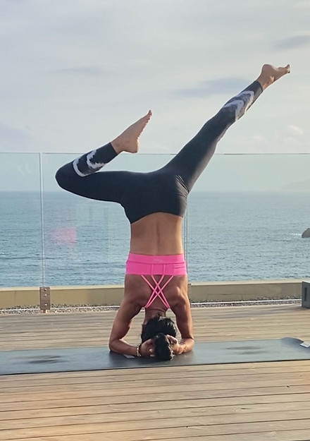 Stephanie-Just_Yoga-Kopfstand-Variation.jpg