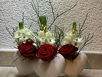 Vase avec roses rouges ,ornithogalum et verdures