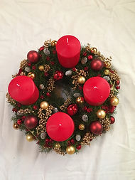 poivres doré,bougies ,boules or et rouges,décorations de Noël