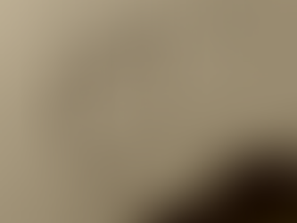 Fotografía minimalista de un corazón trazado con pluma sobre papel, acompañado del título ‘El deber de ser amorosos’, con tonos neutros cálidos.