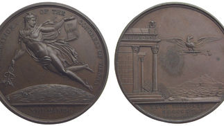 D/ DECLARATION OF THE CONGRESS OF THE VIENNA - Mercurio in volo sopra l’emisfero settentrionale della terra; tiene il caduceo e un cartiglio su cui TO/ARMS. In esergo XIII MARCH. In basso J. MUDIE DIREX. e DEP. F.
R/ Aquila in volo sopra un mare agitato tenendo tra gli artigli una folgore. A sinistra, un tempio sulla cui architrave è scritto TEMPLUM.JANI. A destra l’isola d’Elba. Sotto BR. In esergo XXVI. FEBRUARY/ MDCCCXV/ MUDIE DIREX.
bronzo Ø 41 mm
Datazione 1815