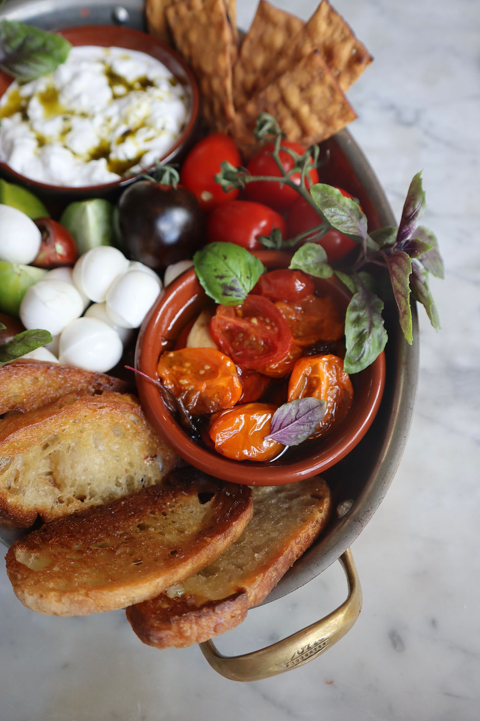 Confiterade tomater känns extra lyxigt på brickan!