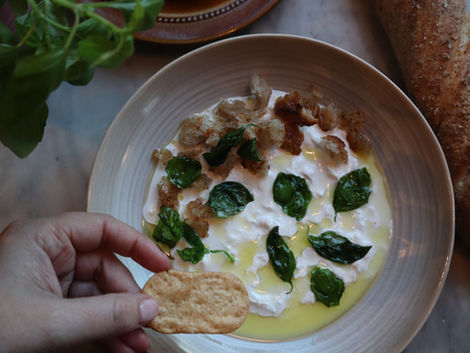 Krämig stracciatella med krispig basilika & chiliheta krutonger