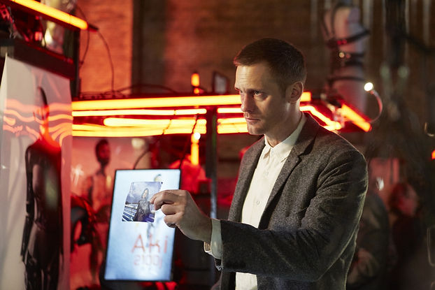 Alexander Skarsgård in Mute