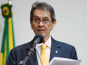 Roberto Jefferson deixa hospital e vai para casa com tornozeleira eletrônica