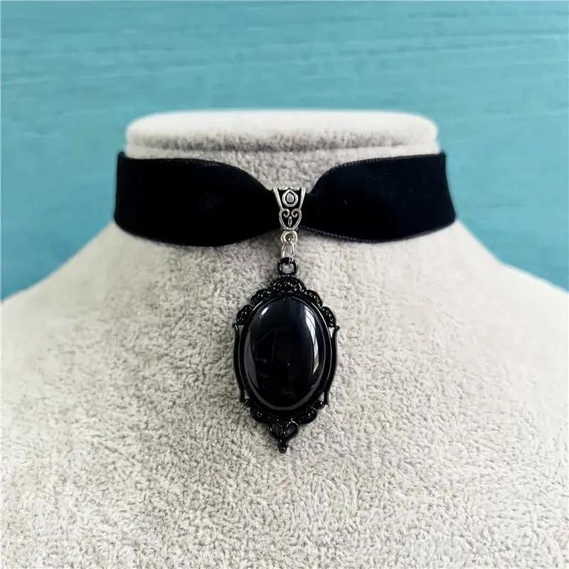 Thumbnail: Vampire Countess' Pendant