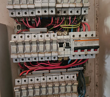 Vieux tableau electrique à fusible non conforme