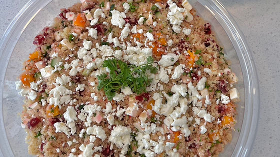 Bol de salade de couscous, betteraves, courges butternut, concombres et chèvre, sauce Dijon maison