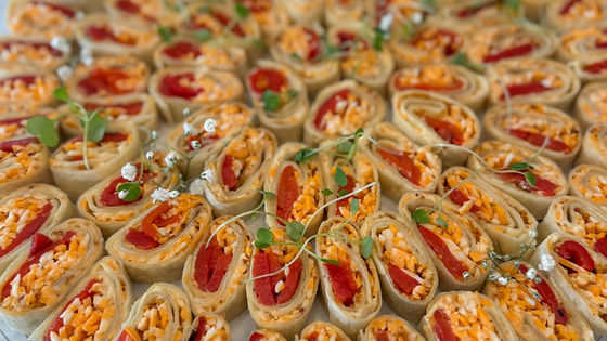 Plateau roulés végés poivrons rôtis, hummus et fromage