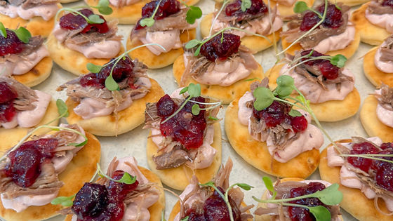 Plateau bouchées naan, crème canneberge et canard confit