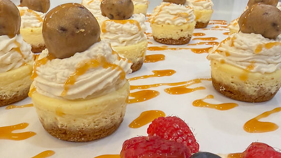 Minis cheesecakes avec crème fouettée caramel & pâte à biscuit on top