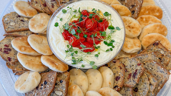 Plateau de feta fouetté, craquelins & naans