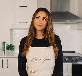 Sabrina Campion portant son tablier de chef dans une cuisine lumineuse