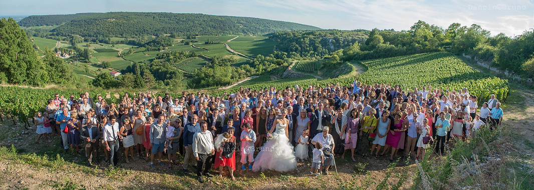 Photo de groupe 250 personnes réunis par le photographe au milieu des vignes "Homme Femme Enfant Personnes âgés", Mariage Mathieu et Clarisse, Saint Romain, Photographe Mariage Dijon, Mariage Dijon, Bruno Dancin Photographe, 06