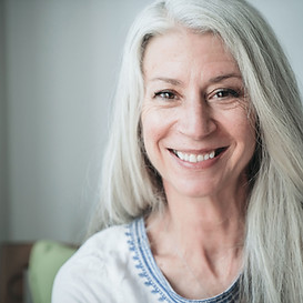Sourire femme d'âge mûr avec Cheveux gri