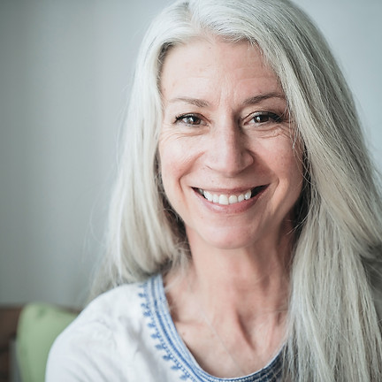 Mujer madura sonriente con el pelo gris