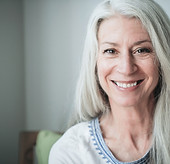Mulher madura de sorriso com cabelo cinz