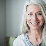 Mujer madura sonriente con el pelo gris