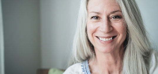 Mulher madura de sorriso com cabelo cinzento