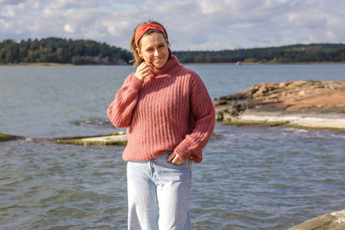 Nainen luonnollisessa henkilökuvassa meren rannalla Turussa.