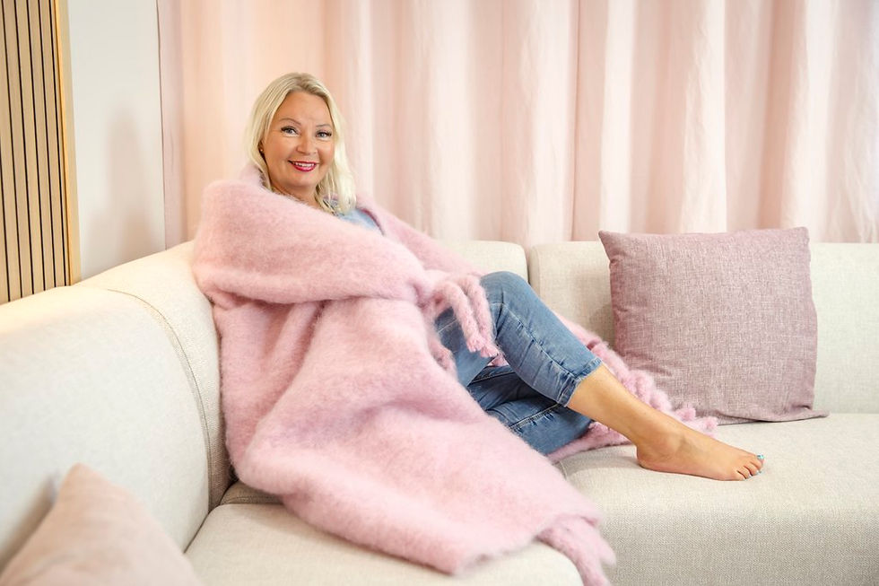 Yrityskuvaus yrityksen tiloissa –  henkilökuva sohvalla Turussa