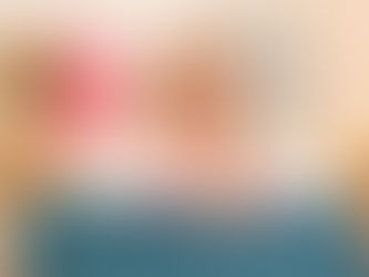 Lachende Frau, die über eine Sesselkante schaut