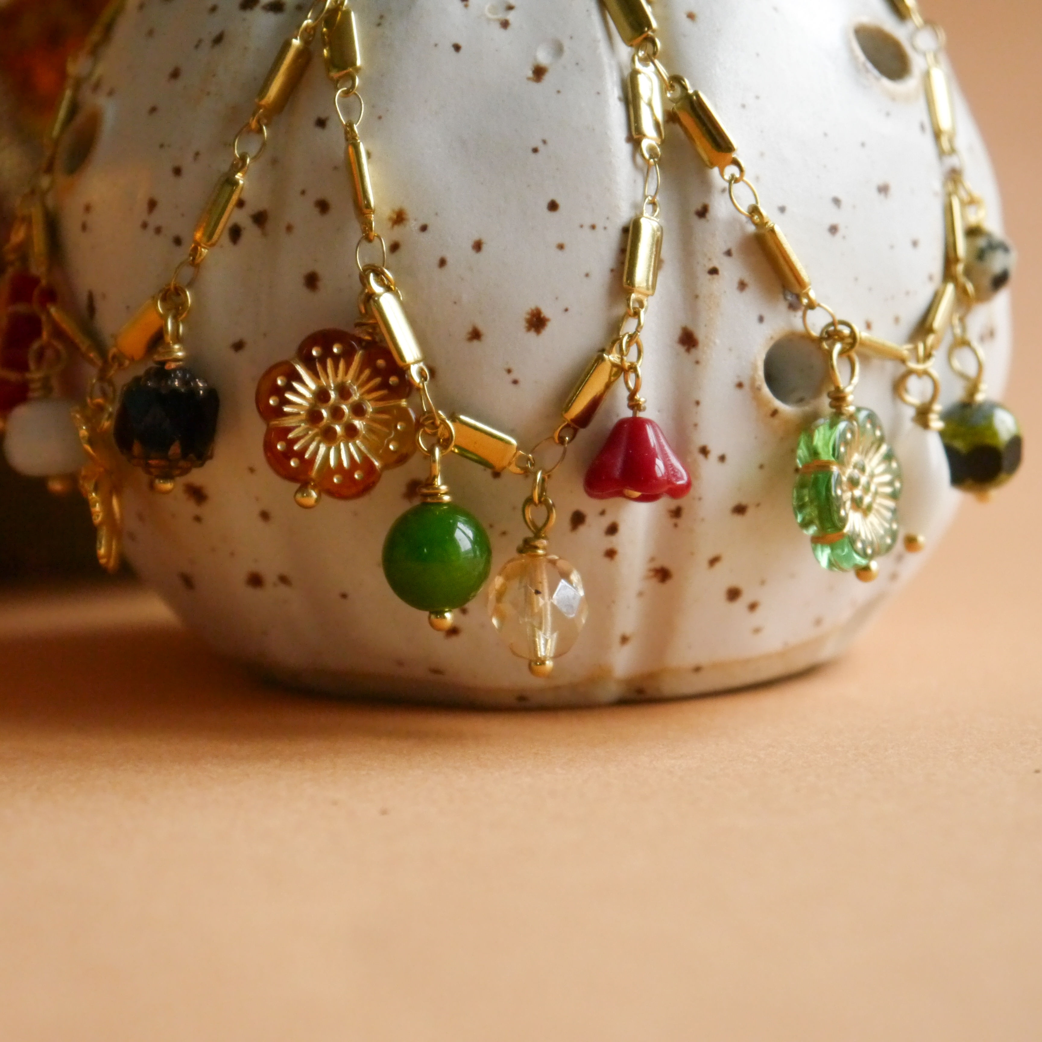 Bracelet chaîne et perles en verre et pierre fine