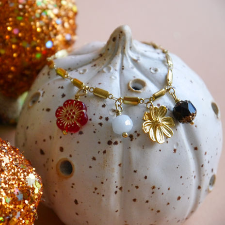 Bracelet à chaîne, perles et pendentif