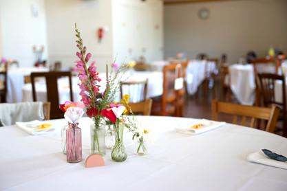Idées de centre de table composées de fleurs en papier et de fleurs fraîche, une chouette idée de déco