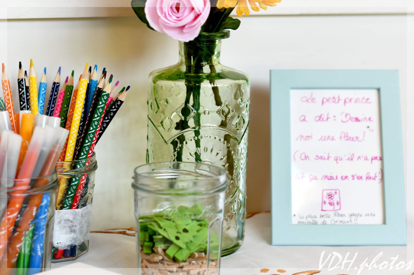 Crayons et papier mis Ă disposition pour lâanimation dessine moi une fleur